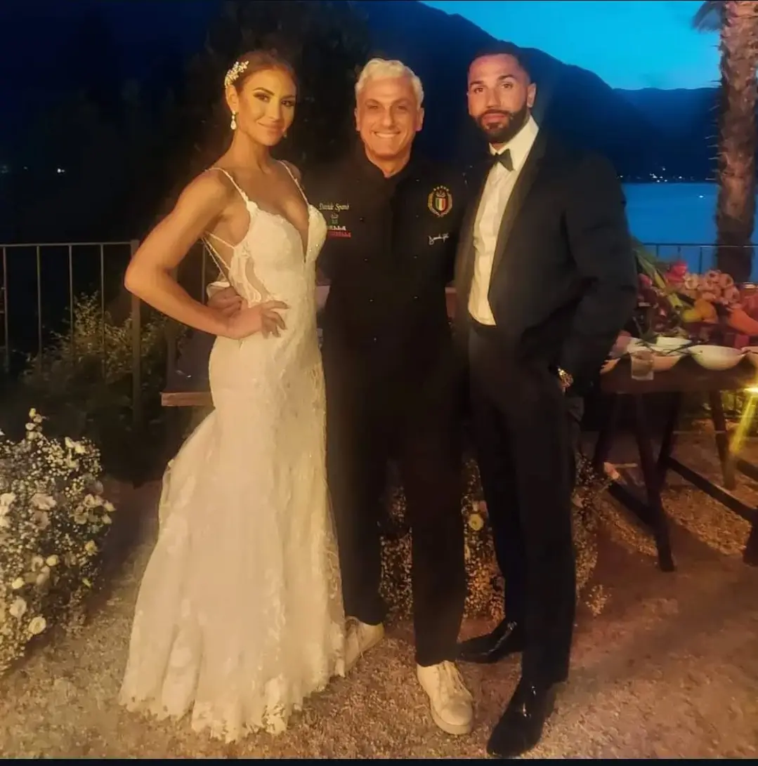 Chef Davide Spanò con gli sposi durante un matrimonio in riva al lago