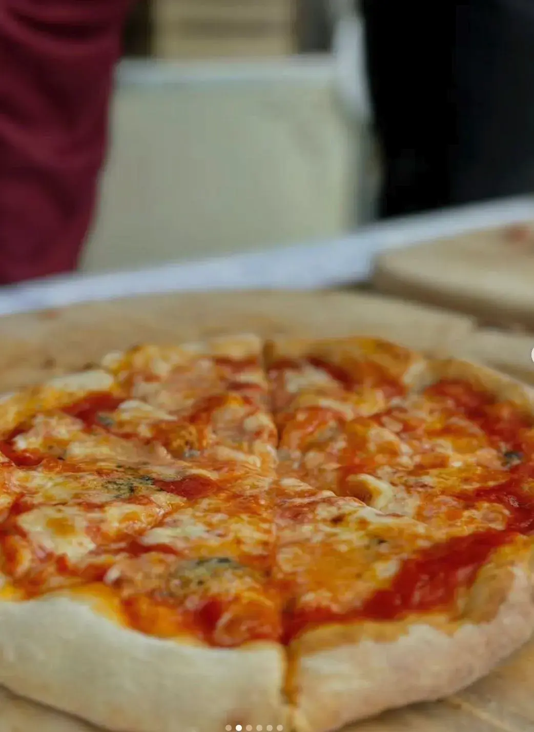 Pizza margherita appena sfornata