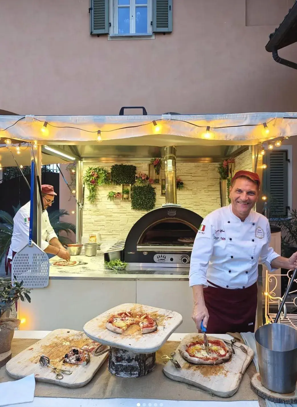 Pizza napoletana appena sfornata durante il Pizza Show